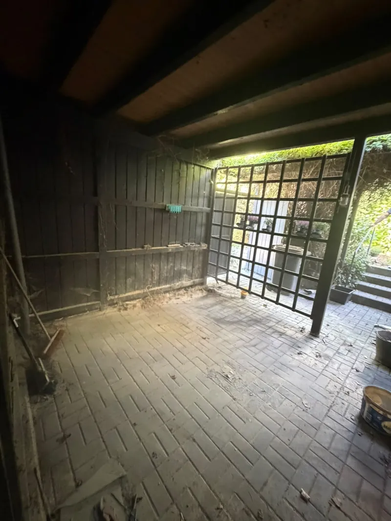 Nachher: leerer, gefegter Carport