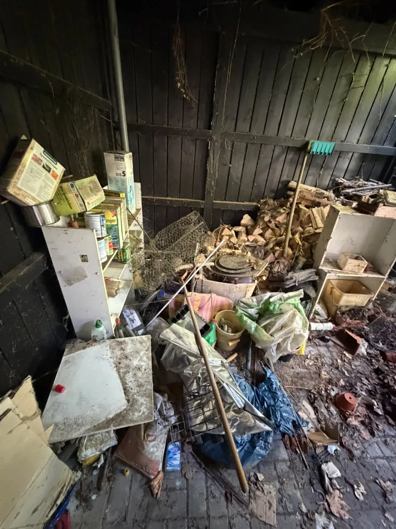 Vorher: Carport voller Gerümpel, Kartons, Holz und Säcke